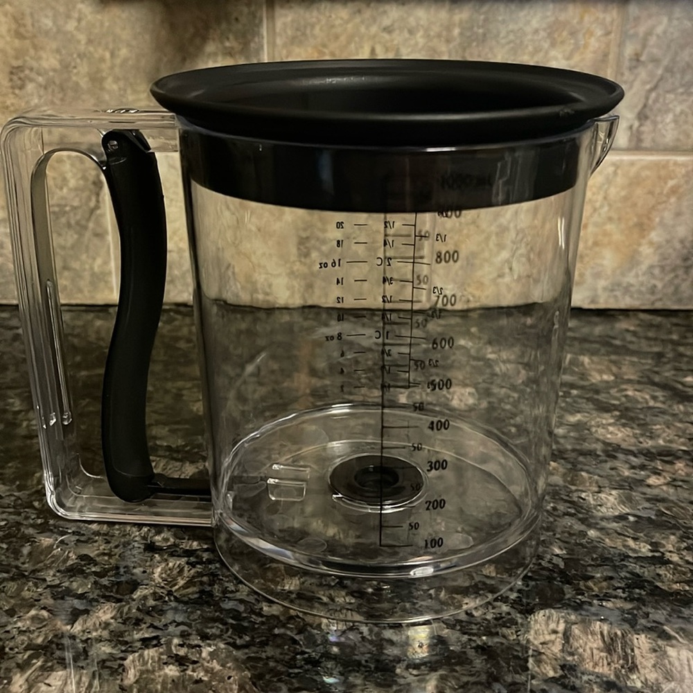 Gravy separator with top strainer